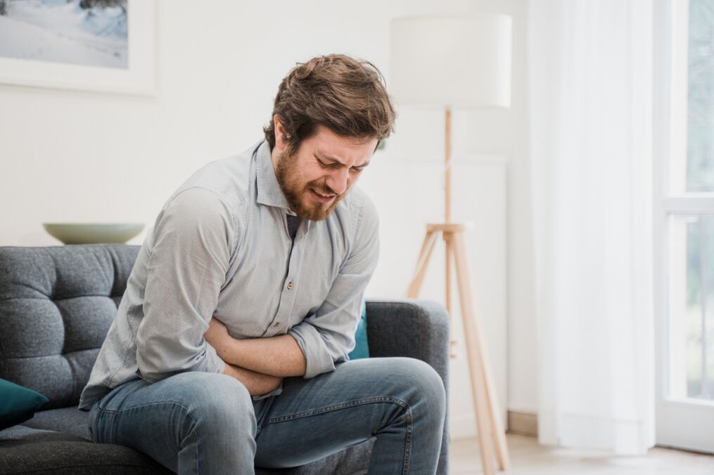 Een man heeft symptomen van prostatitis