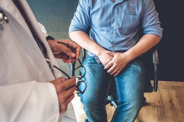 een man met symptomen van prostatitis op doktersafspraak