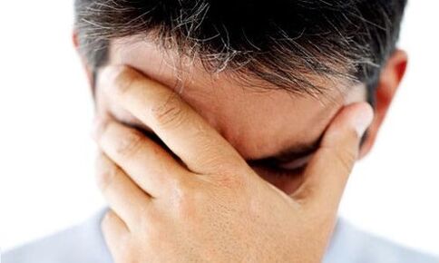 een man denkt erover om prostatitis te behandelen